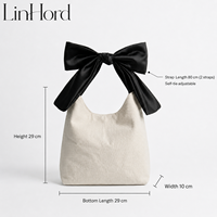 Sac à main en toile tendance style coquette avec ruban noir, sac demi-lune délicat pour le style urbain estival