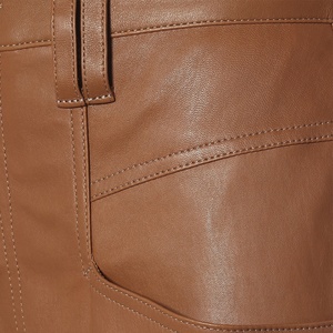 Pantalones de zanahoria de cuero para mujer - Product Image 4