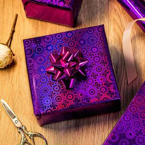 Papel de regalo con diseño de engranajes metálicos morados, estilo bohemio, sensible a la luz, con líneas de corte en la parte posterior, personalizable. - Product Image 4