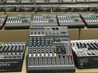 Console de mixage Audio professionnelle 24 canaux stéréo Dj mixage Pa système de son deux mélangeurs de tresse avec USB et effets
