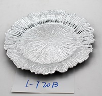 Assiette de présentation en plastique texturé doré de 13 pouces avec bord festonné pour la décoration de table de mariage, banquet ou événement