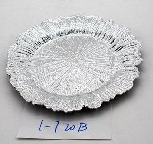 <span class=keywords><strong>Assiette</strong></span> de présentation en plastique texturé doré de 13 pouces avec bord festonné pour la décoration de table de mariage, banquet ou événement - Product Image 5