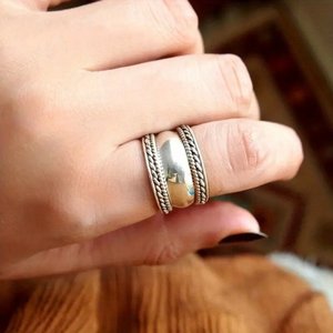 Anello Liscio Intrecciato per Donne, Accessorio Vintage Minimalista alla Moda per Uso Quotidiano - Product Image 1