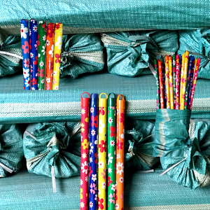 Mango de Escoba de Plástico con Diseño Floral de PVC, Ligero y Creativo, para el Hogar - Product Image 1