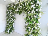 Mur de fleurs artificielles SPR en rouleau blanc avec plantes vertes, toile de fond florale pour mariage et décoration murale de la Saint-Valentin