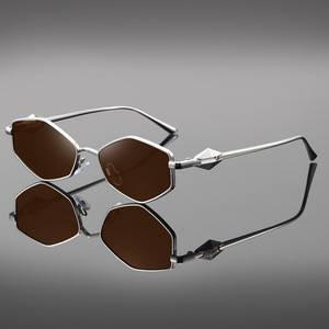 Gafas de Sol Metálicas con Marco de Diamantes, Polarizadas UV400, Lentes de Moda para Streetwear, Conducir y Viajar - Product Image 2