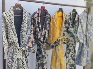 Bohème fait à la main Kantha matelassé à la main coton imprimé vestes Kimono peignoir Style longue poche bord brut bord libre vestes - Product Image 3