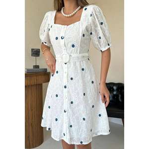 Robe blanche brodée à col carré et coupe trapèze avec ceinture, style vintage décontracté - Product Image 1