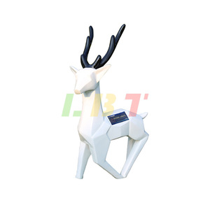 Sculpture de cerf en fibre de verre Libit, ornement de jardin extérieur personnalisé, forme animale autoportante, finition peinte - Product Image 5