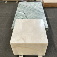 Ensemble de tables basses gigognes en quartzite Green Galaxy et onyx blanc, table centrale géométrique en pierre naturelle