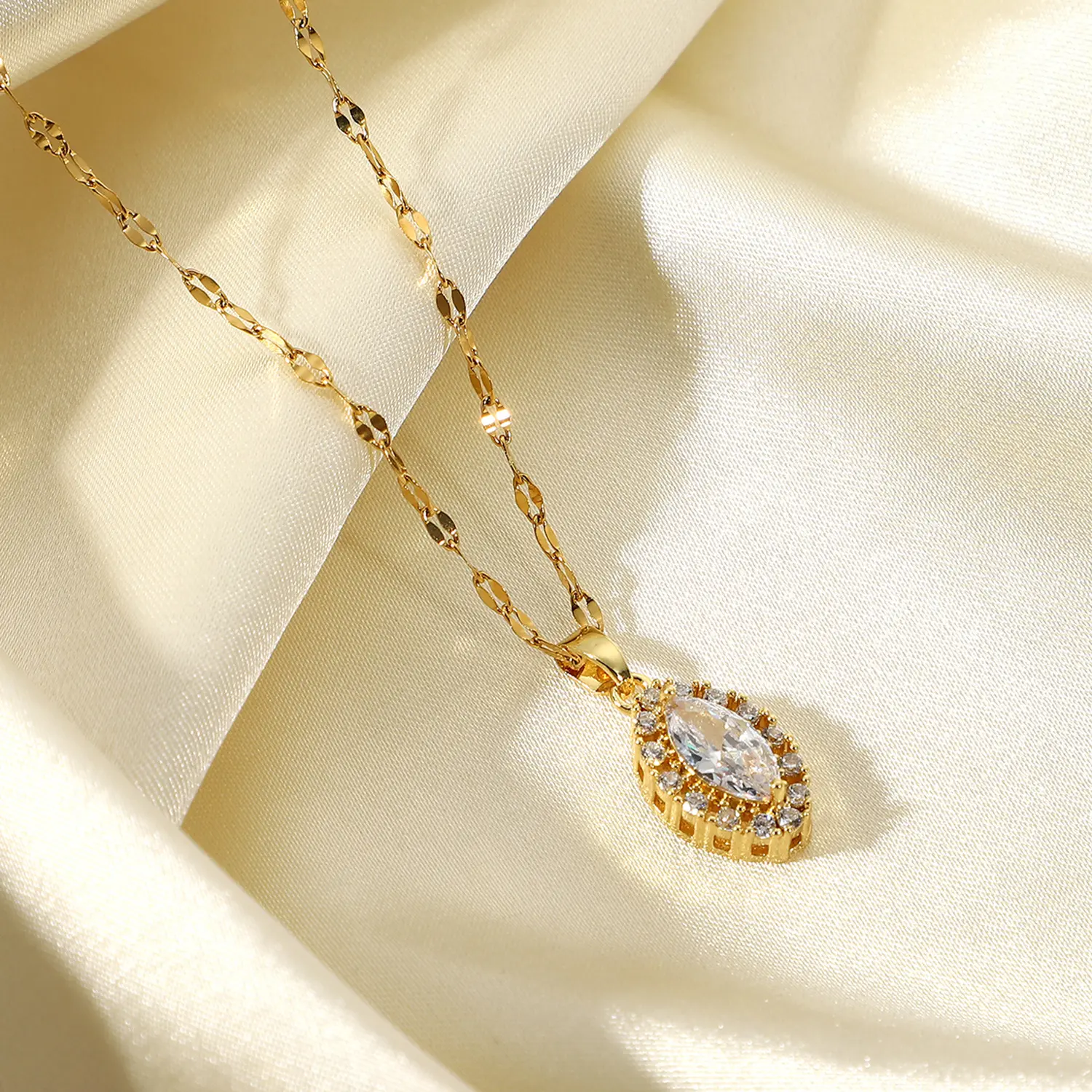 New Fashion 18k Gold Plated Stainless Steel Jewelry Necklace Spindle White Cubic Zirconia Pendant Necklace
