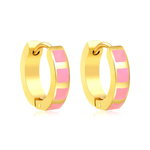 Pendientes Huggie Chapados en Oro con Incrustaciones en Morado, Rosa y Negro, Diseño Geométrico, Pendientes de Aro Modernos para Mujeres y Hombres - Product Image 5