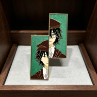 Épinglette personnalisée en émail dur, rectangulaire verticale, avec personnage d'anime garçon et fond vert pailleté