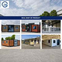 Maison conteneur préfabriquée modulaire extensible portable à double porte vitrée avec finition grain de bois et double fenêtre