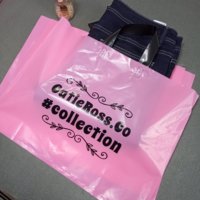 Logo personnalisé imprimé Boutique rose plastique transporteur cadeau sacs à provisions pour petites entreprises au détail chaussettes