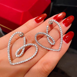 Orecchini a Perno con Design a Cuore Traforato, Eleganti Orecchini da Donna alla Moda, Regalo Romantico, Gioielli - Product Image 1