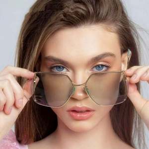 Gafas de Sol Personalizadas de Moda 2021, Gafas de Sol Cuadradas Extra Grandes con Marco Metálico Hueco para Mujer, Gafas de Sol con Degradado - Product Image 1