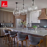 Ensemble d'armoires de cuisine en bois laminé teinté style Shaker bicolore Alland, design personnalisé