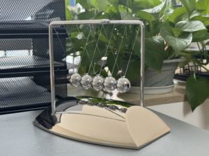 Métal Newton Berceau Balles D'équilibre Magique Science Physique Argent Plaqué Newton <span class=keywords><strong>Pendule</strong></span> pour Bureau Décoration Réduction Du Stress Jouets - Product Image 3