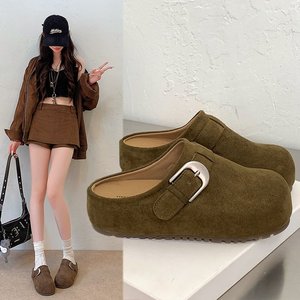 Mules en daim pour femmes, sabots à enfiler, pantoufles plates à bout ouvert avec boucle métallique et sangle réglable pour l'extérieur et l'intérieur - Product Image 2