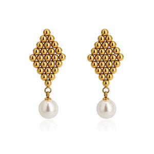 Boucles d'oreilles pendantes géométriques à grappe de perles |   Acier inoxydable plaqué or 18 carats PVD, motifs losanges et cœurs avec perle pour femmes - Product Image 5