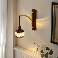Pas besoin de lampadaire : cette lampe murale à bras articulé près du lit crée instantanément une ambiance de lecture idéale.
