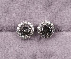 Paire de boucles d'oreilles clous en diamant de laboratoire de style bohème pour femme |   Boucles d'oreilles solitaires taille brillant sel et poivre |   Boucles d'oreilles en or - Product Image 1