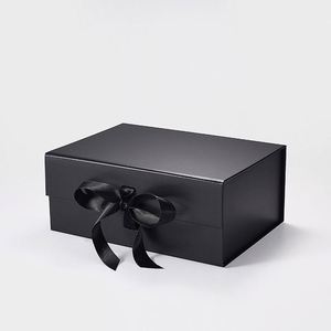 Boîte cadeau personnalisée avec fermeture magnétique pliable, laminage mat anti-rayures, noir, avec ruban - Product Image 1
