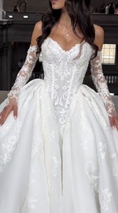 Abito <span class=keywords><strong>da</strong></span> <span class=keywords><strong>Sposa</strong></span> Ruolai HL737 Princess Royal con Corsetto Applicato, Vita Basque e Maniche in Pizzo - Product Image 2