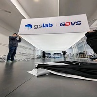 Stand de Exhibición Tipo Isla de 30x30 pies con Caja de Luz Colgante, Vitrinas Retroiluminadas, Mostradores Retroiluminados y Cajas de Luz de Pie, Listo para SEMA y CES