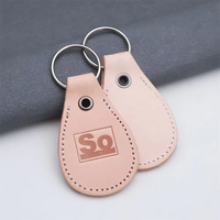 Porte-clés en cuir en forme de goutte d'eau avec logo personnalisé gravé, avec détail riveté pour un branding rustique, cadeaux artisanaux, usage quotidien