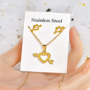 Set di Gioielli con Collana e Orecchini in Acciaio Inossidabile Placcato Oro con Catena in Lega, Pendenti a Forma di Corona, Stella e Cuore per Uomo e Donna - Product Image 6