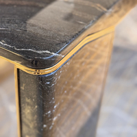 Table à manger moderne en quartzite naturel artistique avec cadre en mousse haute densité, style bois doré, pour villa et restaurant contemporains