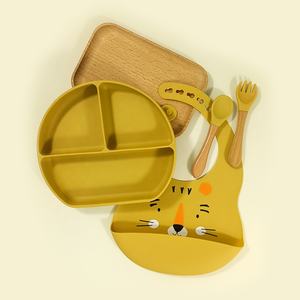 Ensemble de 4 couverts pour l'alimentation de bébé comprenant une assiette en silicone, un bavoir pour visage d'animal, une cuillère et une fourchette avec manche en bois - Product Image 1