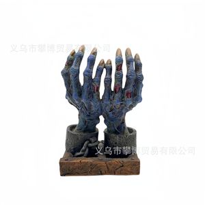 Décoration de main de zombie en résine pour Halloween avec chaîne et cadenas, ornement artisanal pour intérieur et extérieur - Product Image 1