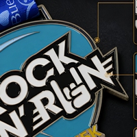 Médaille sportive personnalisée Rock N' Rollin en métal moulé sous pression, avec émail bleu, bord métallique et lettrage en relief, motif Buenaventa pour
