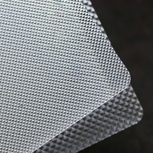 Panel microcristalino antirreflejo Yongyi de 0.6-1.8 mm de alta transparencia para luces empotradas y luces de panel plano. - Product Image 2