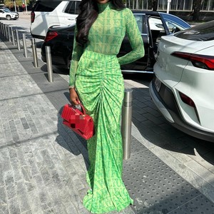 ชุดเซ็ตแฟชั่น 2 ชิ้น เสื้อแขนยาวตาข่ายสไตล์ใหม่สำหรับผู้หญิง พร้อมกระโปรงยาวทรงเข้ารูปจับจีบและลายพิมพ์ตัวอักษร - Product Image 3