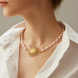 Collier de perles avec pendentif soleil plaqué or 18 carats, chaîne élégante pour clavicule, à porter au quotidien - Product Image 1