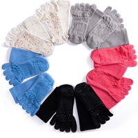 Chaussettes de yoga antidérapantes à cinq doigts pour femmes, idéales pour le sport, la course, le fitness, la corde à sauter, le Pilates, avec logo sur le dessous du pied – Vente en gros OEM