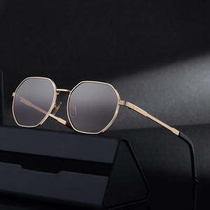 Lunettes de soleil carrées de luxe pour hommes, monture en métal, protection UV400, pare-soleil de classe 2, monture en plastique et métal, couleur noire, boîte - Product Image 1