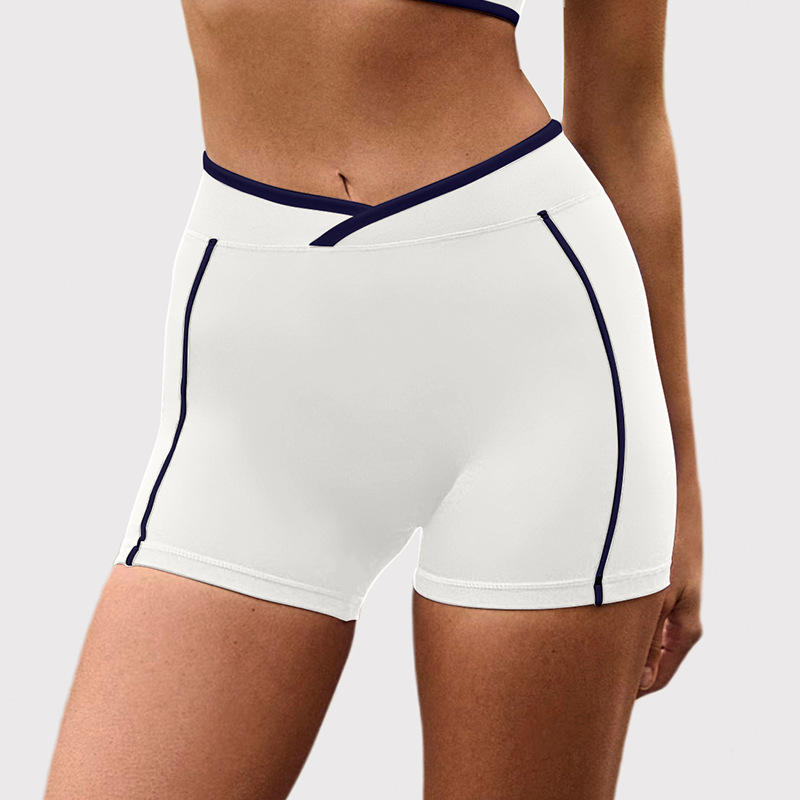 กางเกงขาสั้นสีขาว