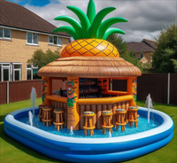 Bar gonflable commercial rouge et noir avec toboggan et tabourets, comptoir de bar gonflable d'extérieur pour événements de fête au bord de la piscine dans la cour