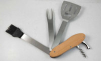 Outil de barbecue multifonction 5 en 1 : Spatule à fentes, Brosse en silicone, Fourchette en acier inoxydable, Ouvre-bouteille, Tire-bouchon
