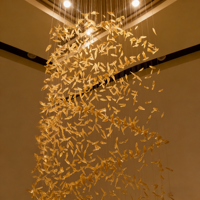 Lustre sur mesure à grandes feuilles dorées, installation artistique moderne en verre pour hall d'hôtel, villa, escalier