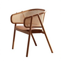 Fauteuil individuel d'extérieur en bois massif et rotin tressé, design décontracté, aspect antique, avec accoudoirs et revêtement en cuir mobile, idéal pour café.