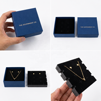 Boîte à bijoux en papier rigide non couché bleu marine avec couvercle et base, logo en feuille d'or, insert en mousse pour bague, bracelet, boucles d'oreilles, emballage en gros