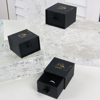 Boîtes à bijoux pliables personnalisées en carton noir gaufré 5*5*3.5cm, impression offset 4 couleurs, logo personnalisé, finition mate