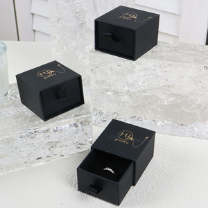 กล่องใส่แหวนกระดาษแข็งสีดำขนาดเล็ก 5*5*<span class=keywords><strong>3</strong></span>.5 ซม. แบบพับได้ ลายนูน  สำหรับขายส่ง - Product Image 2