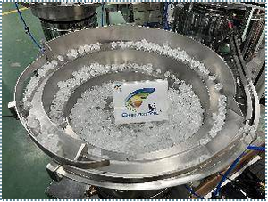 Machine d'assemblage automatique de bouchons électrique haute vitesse pour boissons et aliments, 5000-6000 bouchons/heure, bouteilles en plastique, garantie 1 an - Product Image 4